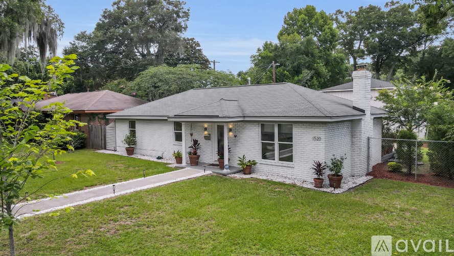 Savannah House: 1520 E 49th St