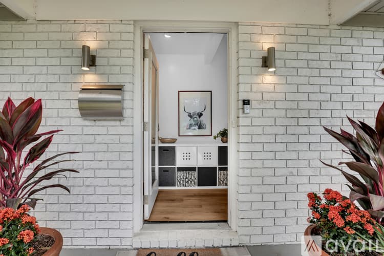 Savannah House: 1520 E 49th St