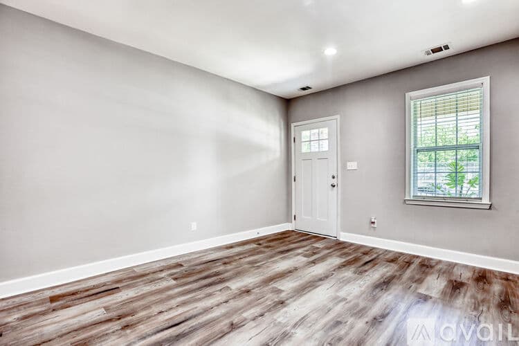 Savannah House: 923 W 46th St