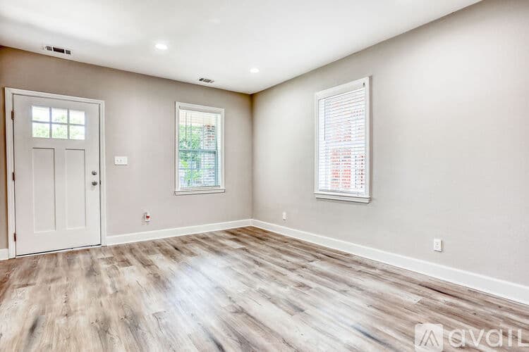 Savannah House: 923 W 46th St