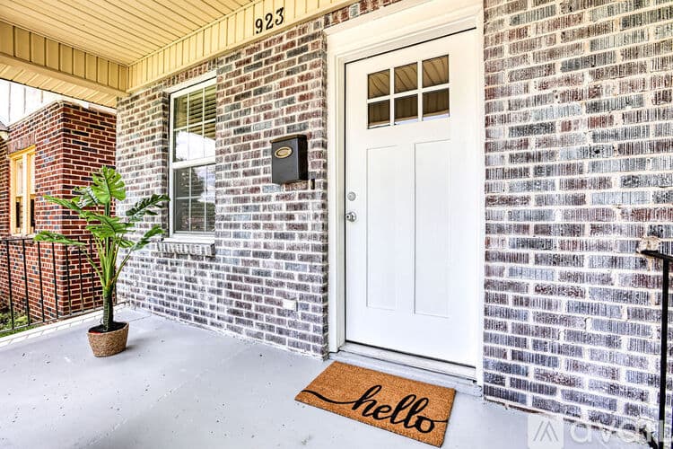 Savannah House: 923 W 46th St