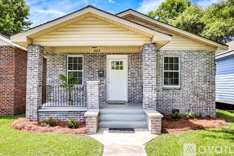 Savannah House: 923 W 46th St