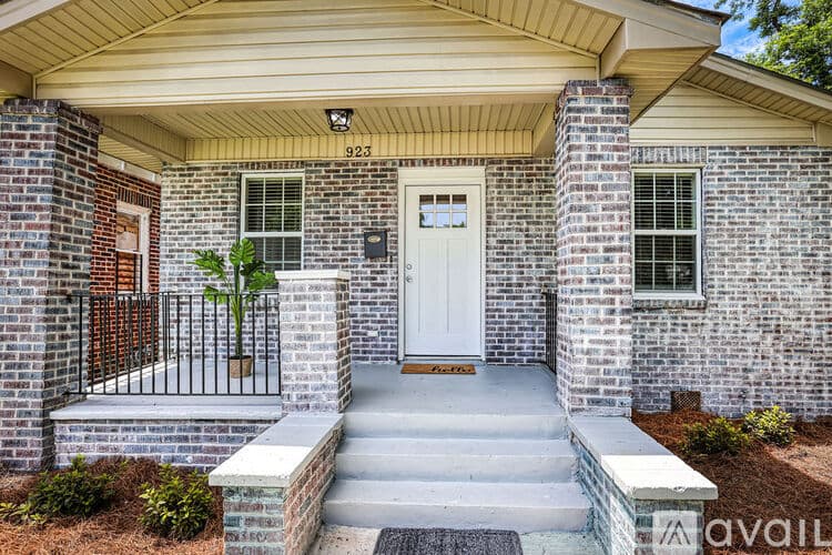 Savannah House: 923 W 46th St
