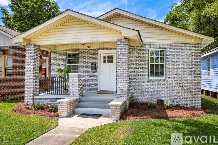 Savannah House: 923 W 46th St