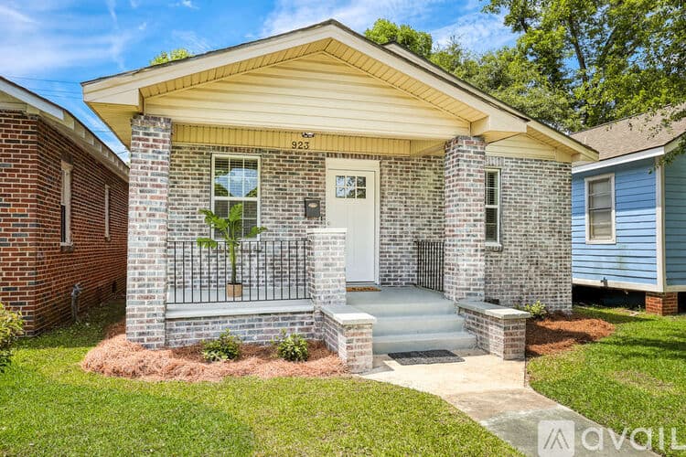 Savannah House: 923 W 46th St