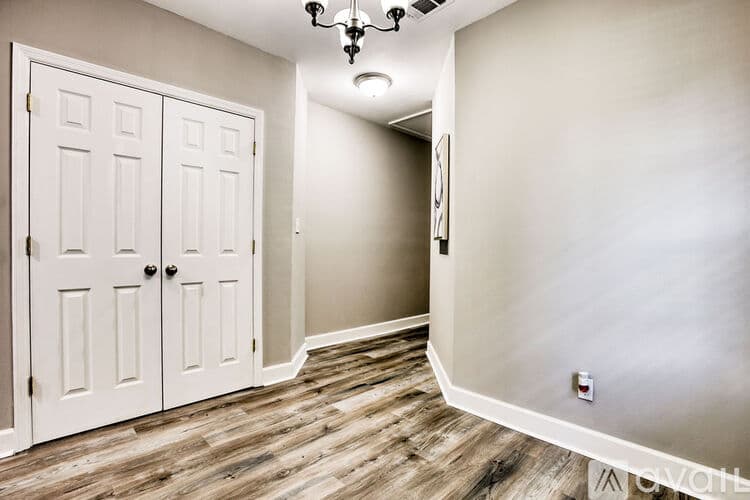 Savannah House: 923 W 46th St