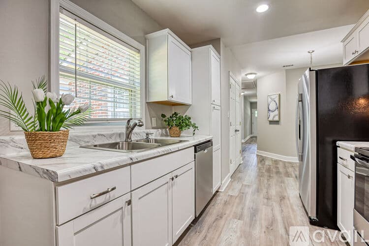 Savannah House: 923 W 46th St