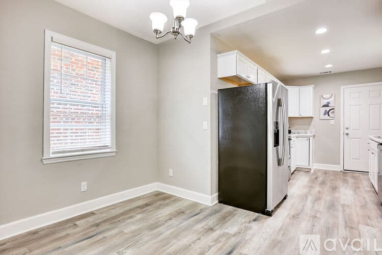 Savannah House: 923 W 46th St