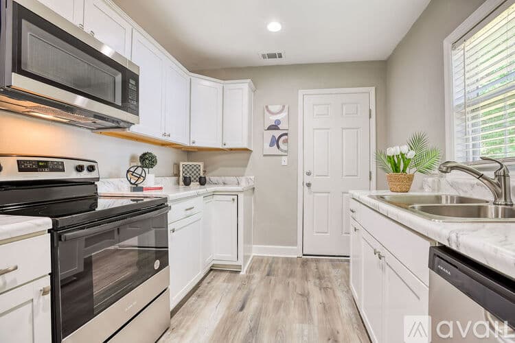 Savannah House: 923 W 46th St