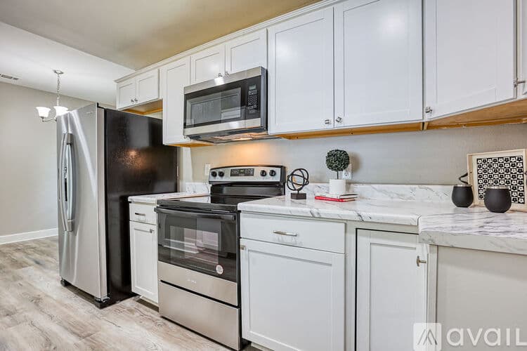 Savannah House: 923 W 46th St