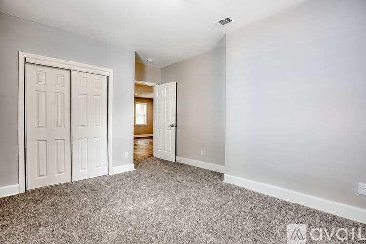 Savannah House: 923 W 46th St