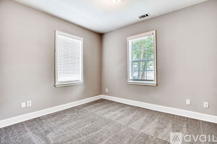 Savannah House: 923 W 46th St