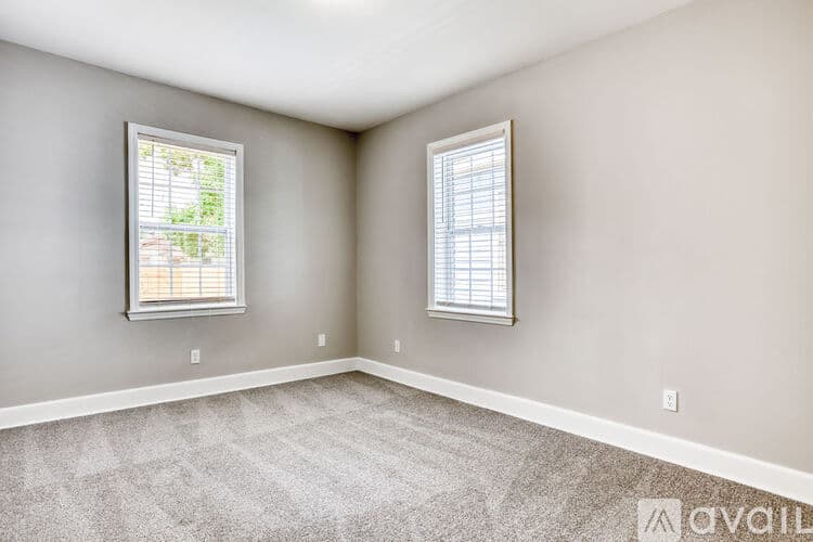 Savannah House: 923 W 46th St