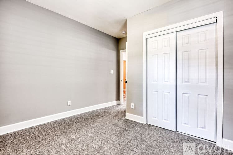 Savannah House: 923 W 46th St
