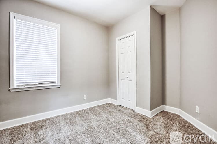 Savannah House: 923 W 46th St