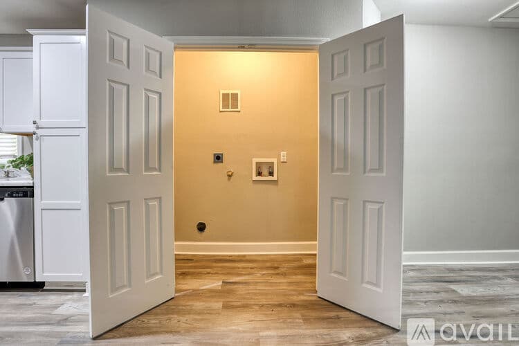 Savannah House: 923 W 46th St