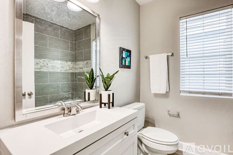 Savannah House: 923 W 46th St