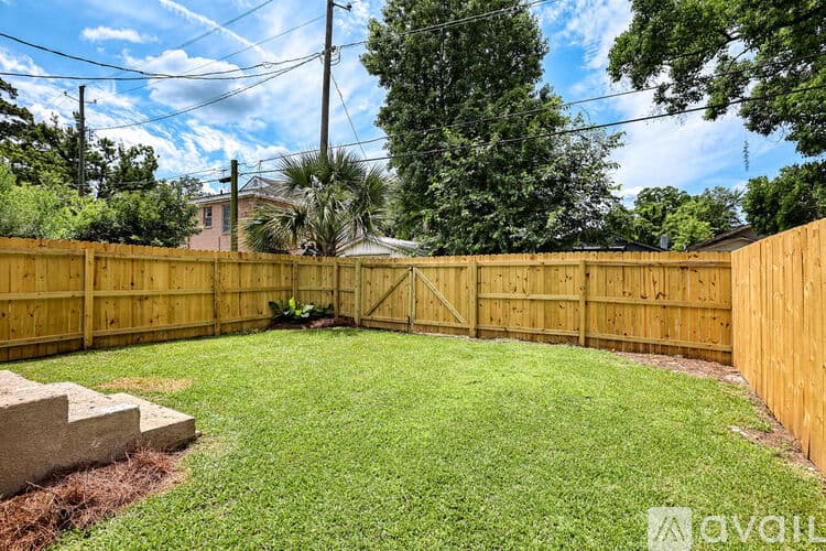 Savannah House: 923 W 46th St