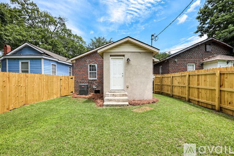 Savannah House: 923 W 46th St