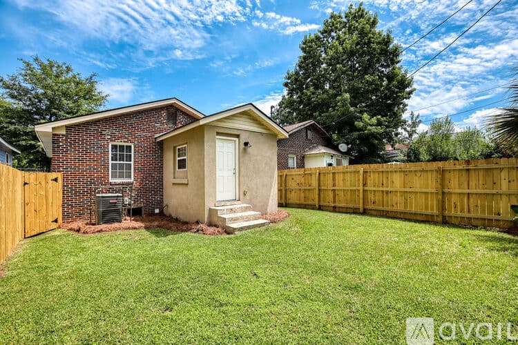 Savannah House: 923 W 46th St