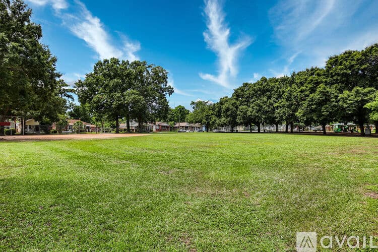Savannah House: 923 W 46th St