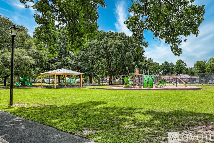 Savannah House: 923 W 46th St