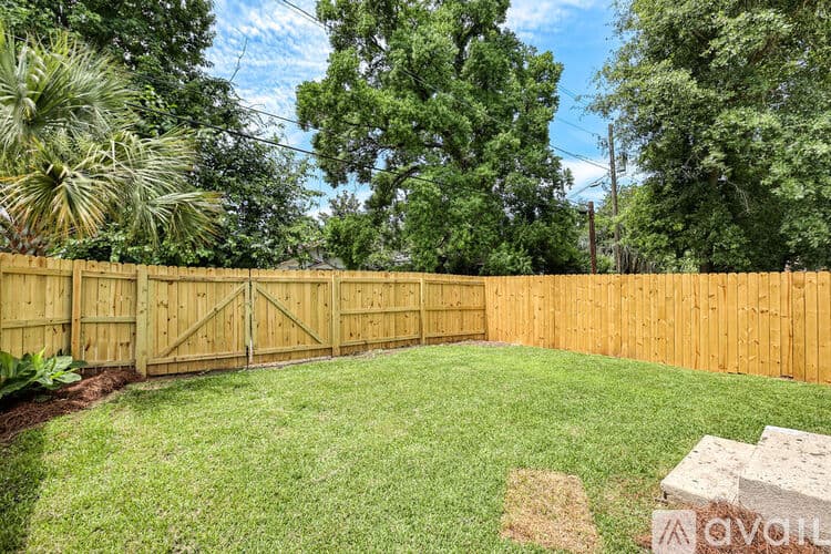 Savannah House: 923 W 46th St