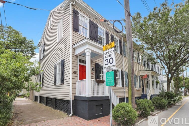Savannah Townhome: 322 Price St