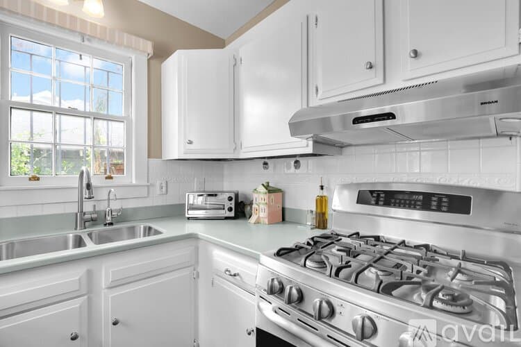 Savannah Townhome: 322 Price St