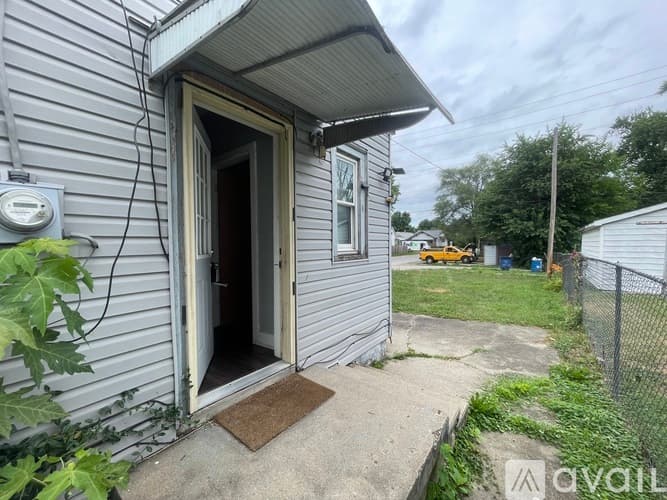 Terre Haute Apartment: 2000 Locust St