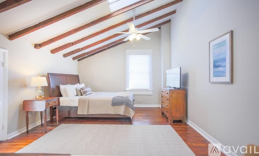 Savannah Apartment: 124 E Liberty