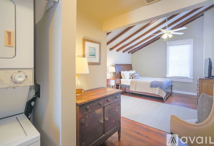 Savannah Apartment: 124 E Liberty