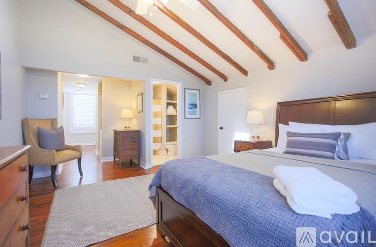 Savannah Apartment: 124 E Liberty