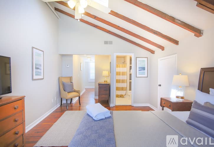 Savannah Apartment: 124 E Liberty