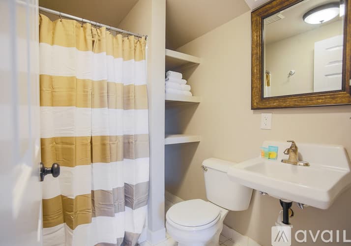 Savannah Apartment: 124 E Liberty