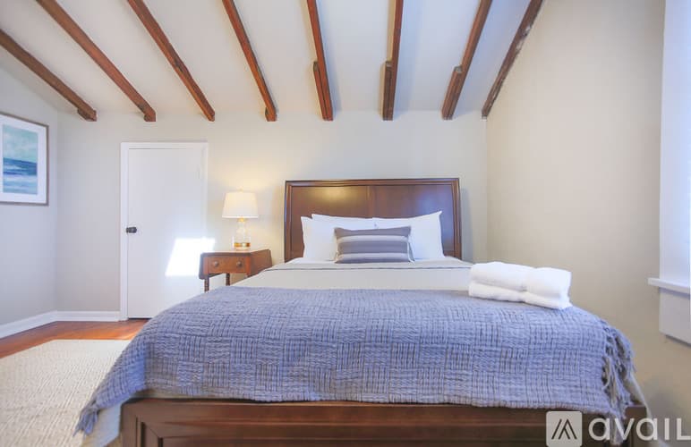 Savannah Apartment: 124 E Liberty