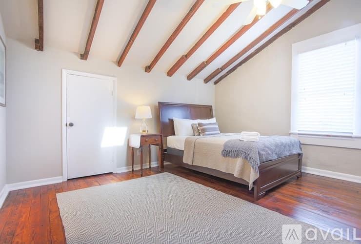 Savannah Apartment: 124 E Liberty