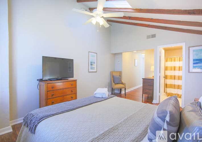 Savannah Apartment: 124 E Liberty