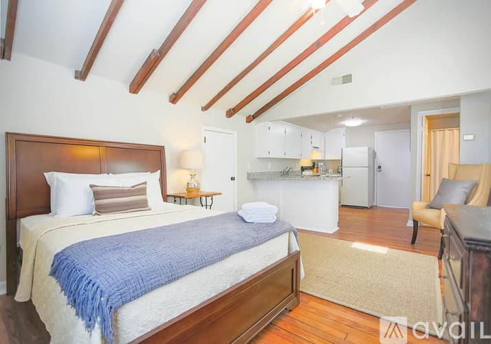 Savannah Apartment: 124 E Liberty