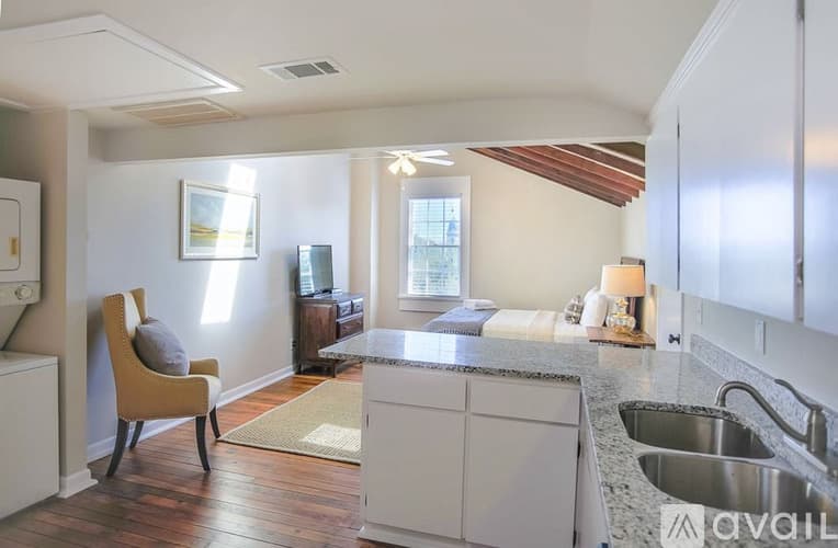 Savannah Apartment: 124 E Liberty