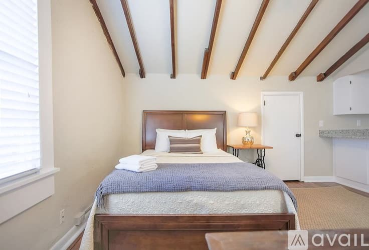 Savannah Apartment: 124 E Liberty