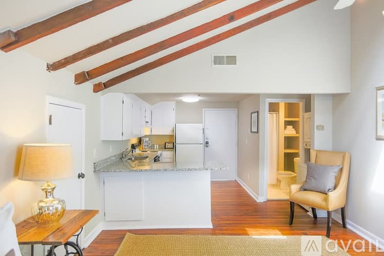 Savannah Apartment: 124 E Liberty