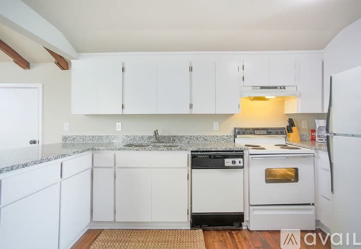 Savannah Apartment: 124 E Liberty