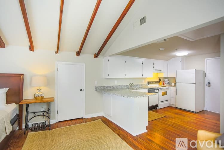Savannah Apartment: 124 E Liberty