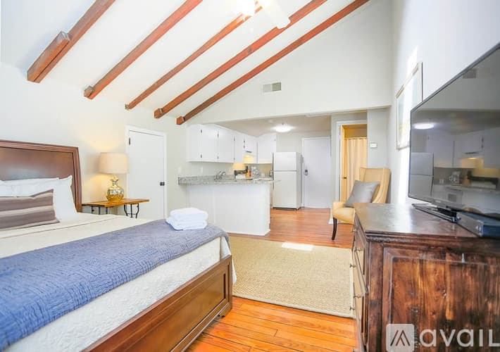 Savannah Apartment: 124 E Liberty