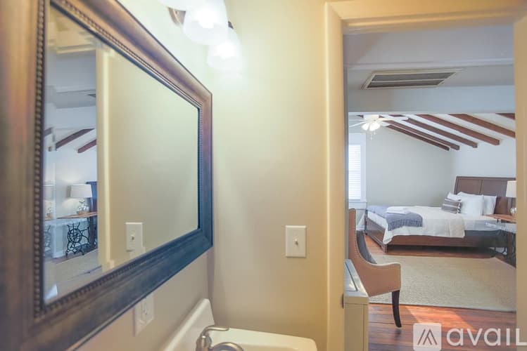 Savannah Apartment: 124 E Liberty