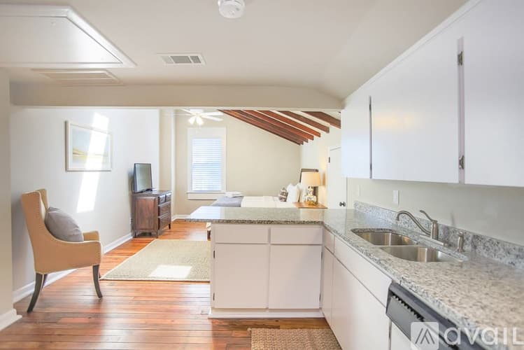 Savannah Apartment: 124 E Liberty