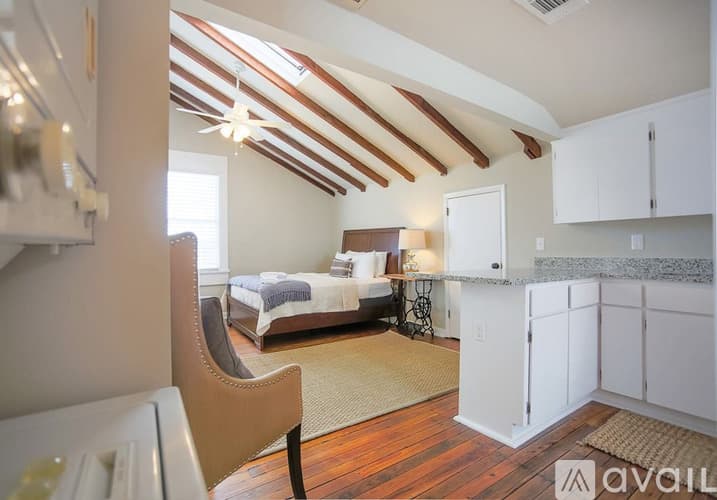 Savannah Apartment: 124 E Liberty