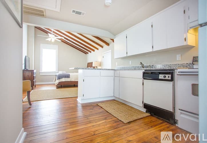 Savannah Apartment: 124 E Liberty