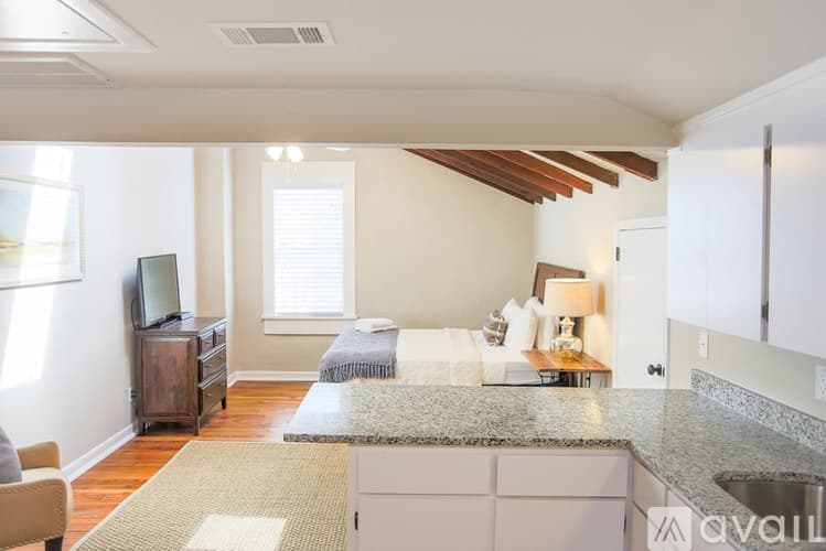 Savannah Apartment: 124 E Liberty